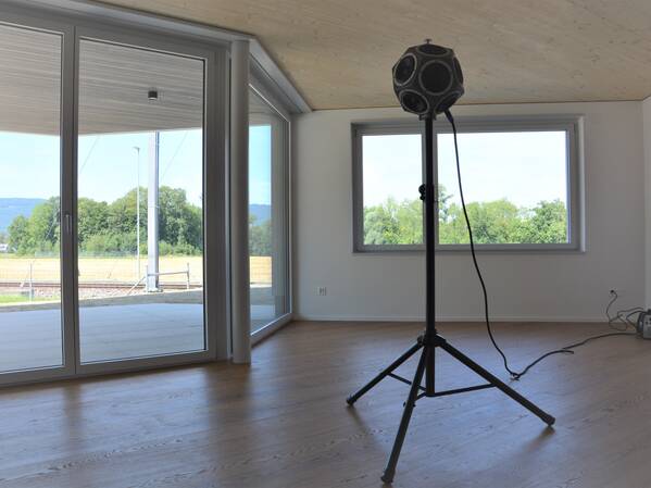 Vue de l'assemblage entre les poteaux et les dalles et mesures acoustiques