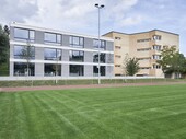 Die neu gestaltete Umgebung der Schulanlage in Oberengstringen