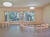 Komfortabel und benutzerfreundlich: Klassenzimmer aus Holz