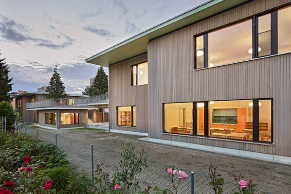 Quatre jardins d'enfants en bois