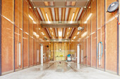 Hall de lavage pour véhicules : la structure en bois a été recouverte de plastique lavable