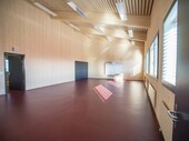 Dank hellem Holz und grossen Fenstern: freundliche Atmosphäre im Turnhallen-Korridor