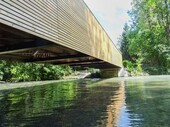 Espace suffisant entre la surface de l'eau et le pont