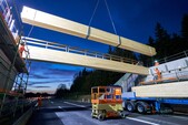 ...et sont posés en une seule pièce sur les fondations en béton.