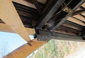 Raccordement des troncs de chêne et des barres de compression