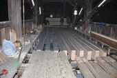 Montage de nouveaux longerons pendant la nuit