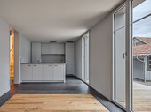 De la cuisine au rez-de-chaussée légèrement surélevé, on accède directement à l'extérieur (photos Roger Frei, photographie d'architecture)