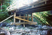 Pont de secours avec poutres en acier