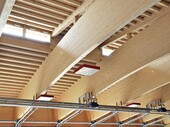 Detailaufnahme der grossen und schweren Holz-Bogenbinder