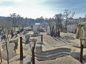 L'ensemble de l'enclos des éléphants peut être vu depuis la plate-forme d'observation