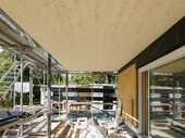 Une des terrasses en bois pendant les travaux de construction