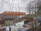 Une grue a soulevé le pont de 10,5 mètres de long jusqu'au bon endroit