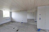 Innenansicht auf der Baustelle mit der Geschossdecke in Holz