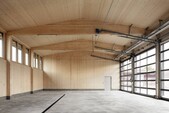 Grands portails fixés à la structure en bois (Lucas Peter, Zurich)