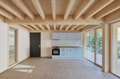 Dans les appartements, beaucoup de bois reste visible.