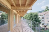 Sur les coursives, elles servent à la fois à protéger le bois et à créer un espace extérieur.