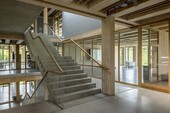 Vertikaler Zirkulationskern, Mischung aus Holzbau und Betonanwendung.