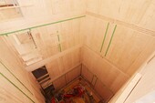 Der Treppenhauskern steht. Der flüssige Beton wird nachträglich eingegossen