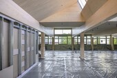 Vue intérieure avec structure en bois et éléments de plafond Lignotrend à effet acoustique