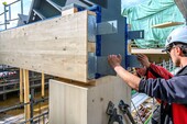 Combinaison high-tech de poutres en acier et de bois. Travail de précision sur le chantier