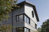 Mit Holz lassen sich gestalterische Akzente mittels der Fassadeneinteilung setzen