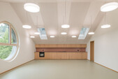 Salle des professeurs spacieuse sous les combles avec une architecture de fenêtres unique