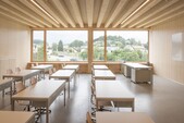 Klassenzimmer aus Holz 
Foto ©Primula Bosshard