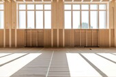 Vue intérieure du gymnase au stade du gros œuvre