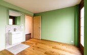Le nouveau bâtiment comprend des chambres lumineuses pour les personnes âgées et un appartement indépendant.