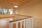 Outre les salles principales, des salles séparées ont été aménagées pour les groupes et les thérapies.