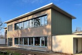 Dans le cadre de l'agrandissement, le jardin d'enfants a été recouvert d'un nouveau revêtement en bois.