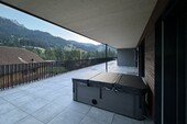 Durchlaufende TS3 Geschossplatten. Terrasse mit Sicht auf die prachtvolle Bergwelt des Entlebuchs