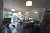 Intérieur clair avec plafond acoustique