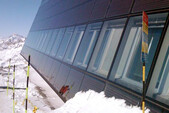 Façade avec panneaux photovoltaïques