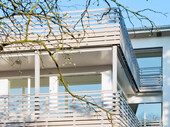 Blick vom Balkon um die Gebäudeecke (Foto: René Rötheli, Baden)